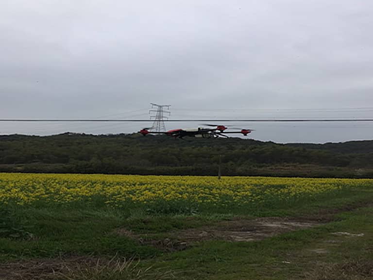 百米公司无人机展示施药作业