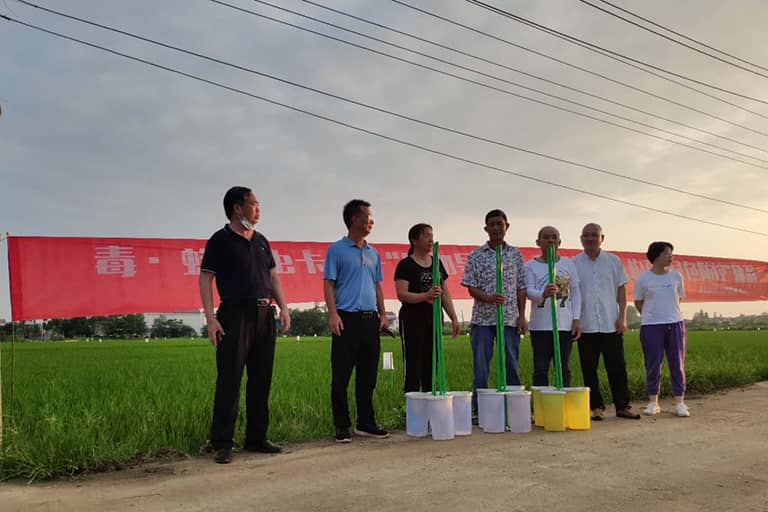 黄陂区农技推广中心、百米生物、农场主三方合影留念